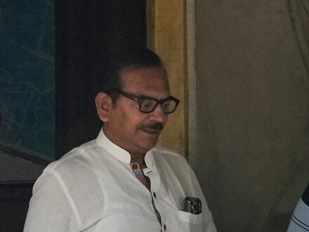 বিধাননগর দক্ষিণ থানা থেকে বেরোচ্ছেন অরূপ বিশ্বাস। (ছবি সৌজন্যে পিটিআই)