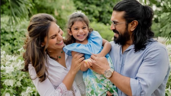 క్లిన్ కారా ఫేస్ రివీల్.. సోషల్ మీడియాలో రచ్చ చేస్తున్న ఫొటో (instagram)