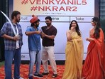 రావిపూడి రక్తంతో విజయ తిలకం.. అనిల్ తో ఆడుకున్న హీరోహీరోయిన్లు(x/Shine_Screens)