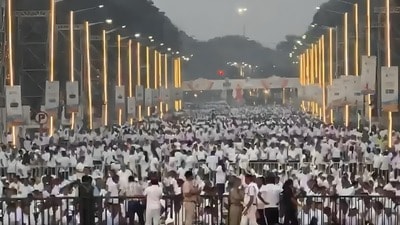 রেড রোডে প্রায় ৩৫ হাজার মানুষের উপস্থিতিতে অনুষ্ঠিত হল দেশের অন্যতম বৃহত্তম যোগ সমাবেশ।