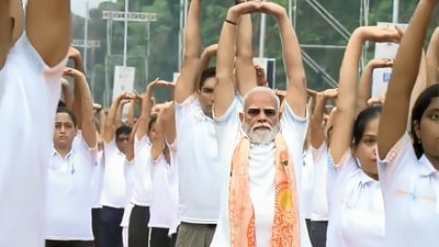শনিবার সকালে হাজার হাজার মানুষের উপস্থিতিতে আয়োজিত যোগ দিবসের অনুষ্ঠানে প্রধানমন্ত্রী তাঁর বক্তব্যের বড় অংশ জুড়েই তুলে ধরেন স্বামী বিবেকানন্দ, শ্রী রামকৃষ্ণ পরমহংস এবং শ্রী অরবিন্দের আদর্শ। শনিবার সকালে হাজার হাজার মানুষের উপস্থিতিতে আয়োজিত যোগ দিবসের অনুষ্ঠানে প্রধানমন্ত্রী তাঁর বক্তব্যের বড় অংশ জুড়েই তুলে ধরেন স্বামী বিবেকানন্দ, শ্রী রামকৃষ্ণ পরমহংস এবং শ্রী অরবিন্দের আদর্শ।