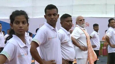 యోగా చేస్తున్న ప్రధాని నరేంద్ర మోదీ యోగా చేస్తున్న ప్రధాని నరేంద్ర మోదీ