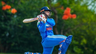 వైభవ్ సూర్యవంశీ హిట్టింగ్.. (SLC) వైభవ్ సూర్యవంశీ హిట్టింగ్.. (SLC)
