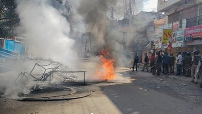 সরকারি-বেসরকারি সম্পত্তি ভাঙচুর, পুলিশ ও সরকারি কর্মীদের উপর হামলা এবং সংগঠিত সমাজবিরোধী কার্যকলাপ রুখতে আরও কঠোর পদক্ষেপের পথে পশ্চিমবঙ্গ সরকার। সরকারি-বেসরকারি সম্পত্তি ভাঙচুর, পুলিশ ও সরকারি কর্মীদের উপর হামলা এবং সংগঠিত সমাজবিরোধী কার্যকলাপ রুখতে আরও কঠোর পদক্ষেপের পথে পশ্চিমবঙ্গ সরকার।
