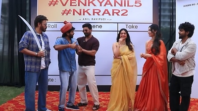 రావిపూడి రక్తంతో విజయ తిలకం.. అనిల్ తో ఆడుకున్న హీరోహీరోయిన్లు (x/Shine_Screens) రావిపూడి రక్తంతో విజయ తిలకం.. అనిల్ తో ఆడుకున్న హీరోహీరోయిన్లు (x/Shine_Screens)