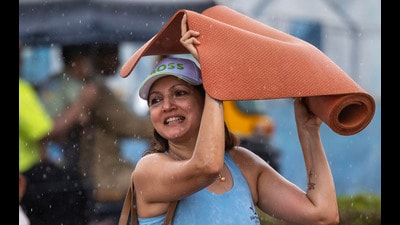 iiMumbai, India - June 21, 2026: People make their way through a light drizzle along Juhu Beach in mumbai, India, on Sunday, June 21, 2026. (Photo by Satish Bate/ Hindustan Times) (Hindustan Times) iiMumbai, India - June 21, 2026: People make their way through a light drizzle along Juhu Beach in mumbai, India, on Sunday, June 21, 2026. (Photo by Satish Bate/ Hindustan Times) (Hindustan Times)