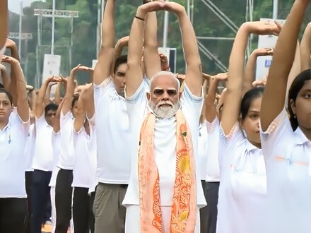 শনিবার সকালে হাজার হাজার মানুষের উপস্থিতিতে আয়োজিত যোগ দিবসের অনুষ্ঠানে প্রধানমন্ত্রী তাঁর বক্তব্যের বড় অংশ জুড়েই তুলে ধরেন স্বামী বিবেকানন্দ, শ্রী রামকৃষ্ণ পরমহংস এবং শ্রী অরবিন্দের আদর্শ। 