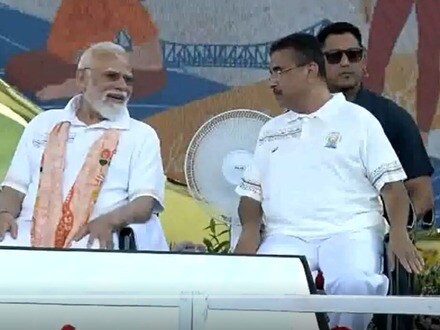 যোগ দিবস উপলক্ষে শনিবার কলকাতার রেড রোডে আয়োজিত হল এক বর্ণাঢ্য ও ঐতিহাসিক অনুষ্ঠান।