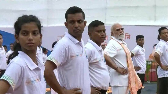 యోగా చేస్తున్న ప్రధాని నరేంద్ర మోదీ