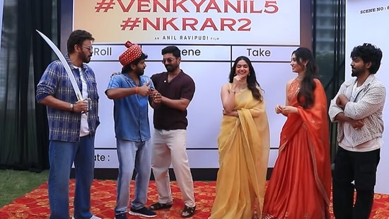 రావిపూడి రక్తంతో విజయ తిలకం.. అనిల్ తో ఆడుకున్న హీరోహీరోయిన్లు (x/Shine_Screens)
