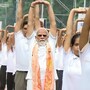 শনিবার সকালে হাজার হাজার মানুষের উপস্থিতিতে আয়োজিত যোগ দিবসের অনুষ্ঠানে প্রধানমন্ত্রী তাঁর বক্তব্যের বড় অংশ জুড়েই তুলে ধরেন স্বামী বিবেকানন্দ, শ্রী রামকৃষ্ণ পরমহংস এবং শ্রী অরবিন্দের আদর্শ। 