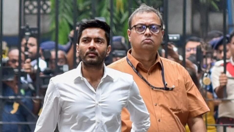 নির্বাচন কমিশনের কাছে জমা দেওয়া দলের অডিট রিপোর্ট অনুযায়ী, গত চার বছরে বিমান ও হেলিকপ্টার ভাড়া বাবদ প্রায় ১৫০ কোটি টাকা খরচ করেছে তৃণমূল। (Saikat Paul)