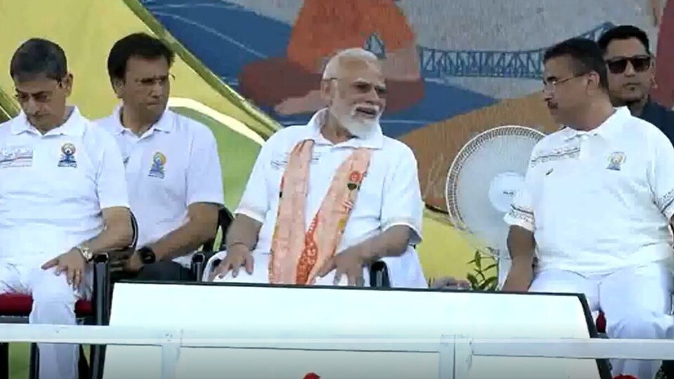 যোগ দিবস উপলক্ষে শনিবার কলকাতার রেড রোডে আয়োজিত হল এক বর্ণাঢ্য ও ঐতিহাসিক অনুষ্ঠান।