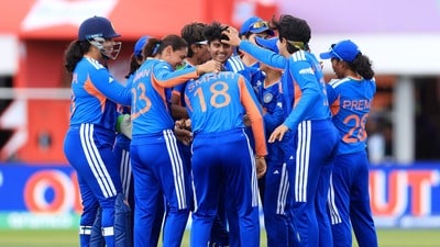 মহিলা টি-টোয়েন্টি বিশ্বকাপে দক্ষিণ আফ্রিকার বিরুদ্ধে পরাজয়ের পরেও হরমনপ্রীত কৌরের দলের সেমিফাইনালে ওঠার আশা একেবারে শেষ হয়ে যায়নি। (AP)