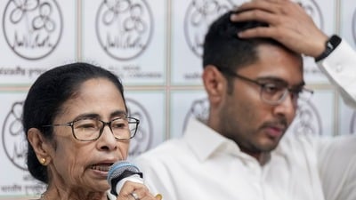 মমতা ও অভিষেক বন্দ্যোপাধ্যায়েরের হাত থেকে তৃণমূল কার্যত বেরিয়ে গেল। (ফাইল ছবি, সৌজন্যে পিটিআই) মমতা ও অভিষেক বন্দ্যোপাধ্যায়েরের হাত থেকে তৃণমূল কার্যত বেরিয়ে গেল। (ফাইল ছবি, সৌজন্যে পিটিআই)