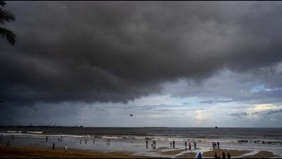 People enjoy a light drizzle on Juhu Beach in Mumbai. (Satish Bate/ HT Photo) People enjoy a light drizzle on Juhu Beach in Mumbai. (Satish Bate/ HT Photo)
