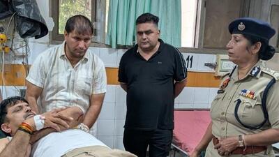 Sonepat police commissioner and ADGP Mamta Singh enquiring about the condition of injured head constable Devender Singh in Khanpur Kalan on Monday. (HT Photo) Sonepat police commissioner and ADGP Mamta Singh enquiring about the condition of injured head constable Devender Singh in Khanpur Kalan on Monday. (HT Photo)