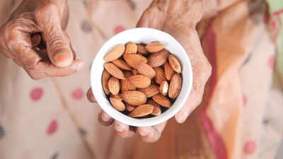 <p><strong>బరువు తగ్గేందుకు బెస్ట్- </strong>బాదంలో క్యాలరీలు ఎక్కువే ఉన్నప్పటికీ, బరువు తగ్గడానికి ఇది ఎంతగానో తోడ్పడుతుంది. ఇందులో ఉండే ప్రొటీన్, ఫైబర్ కాంబినేషన్ వల్ల బాదం తిన్న తర్వాత కడుపు నిండిన భావన కలుగుతుంది. ఇది ఆకలిని అదుపులో ఉంచి, రోజంతా అదనపు క్యాలరీలు తీసుకోకుండా నియంత్రిస్తుంది.</p> <p><strong>బరువు తగ్గేందుకు బెస్ట్- </strong>బాదంలో క్యాలరీలు ఎక్కువే ఉన్నప్పటికీ, బరువు తగ్గడానికి ఇది ఎంతగానో తోడ్పడుతుంది. ఇందులో ఉండే ప్రొటీన్, ఫైబర్ కాంబినేషన్ వల్ల బాదం తిన్న తర్వాత కడుపు నిండిన భావన కలుగుతుంది. ఇది ఆకలిని అదుపులో ఉంచి, రోజంతా అదనపు క్యాలరీలు తీసుకోకుండా నియంత్రిస్తుంది.</p>
