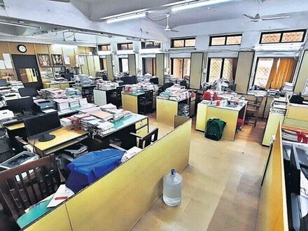  অর্থমন্ত্রী ঘোষণা করেন, সরকারি কর্মচারীদের জন্য ২০ শতাংশ মহার্ঘভাতা বৃদ্ধি করা হচ্ছে।