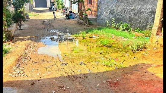Locals say issue resurfaced two months after repairs; MC cites faulty private pipeline network. (HT Photo)