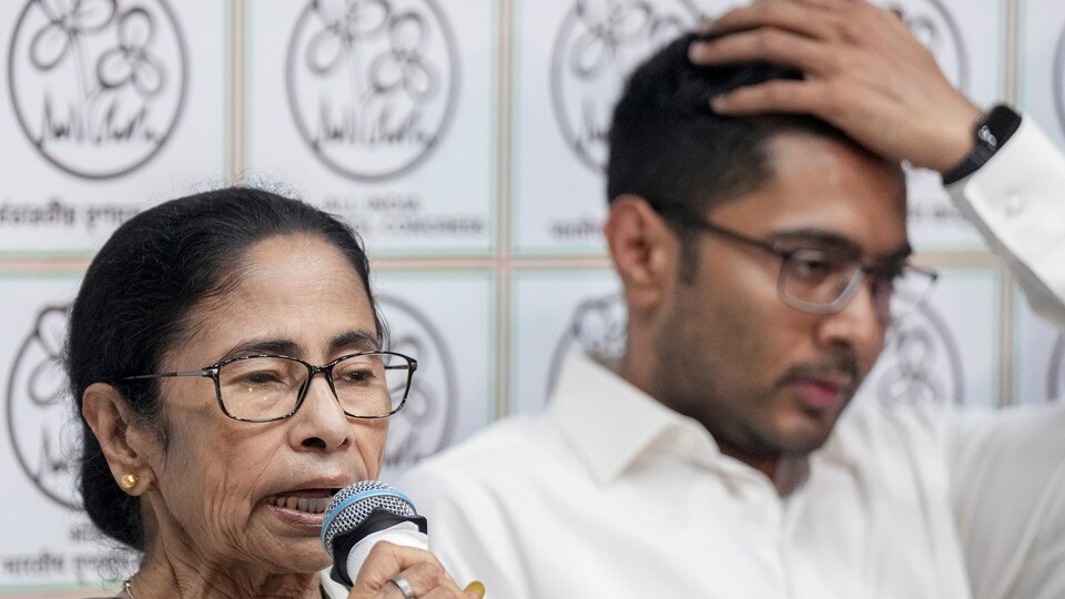 মমতা ও অভিষেক বন্দ্যোপাধ্যায়েরের হাত থেকে তৃণমূল কার্যত বেরিয়ে গেল। (ফাইল ছবি, সৌজন্যে পিটিআই)