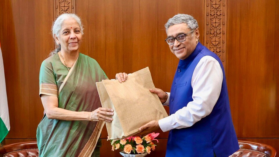 আজ দুপুর ১২টায় রাজ্যের অর্থমন্ত্রী ড. স্বপন দাশগুপ্ত বাজেট পেশ করবেন।(@nsitharamanoffc)