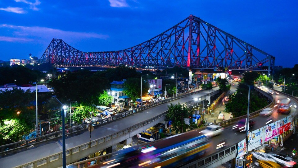 মন্ত্রী জানান, বিশ্বের উন্নত শহরগুলির ধাঁচে কলকাতাকেও ডিজিটাল রূপ দেওয়ার পরিকল্পনা নেওয়া হয়েছে।