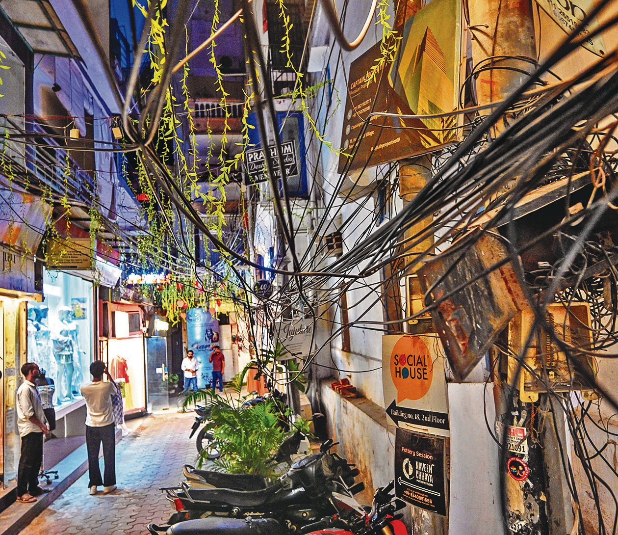 Cafeterias and restaurants have opened up inside the unauthorised and narrow lanes of Hauz Khas village. (Sanchit Khanna/HT Photo) Cafeterias and restaurants have opened up inside the unauthorised and narrow lanes of Hauz Khas village. (Sanchit Khanna/HT Photo)