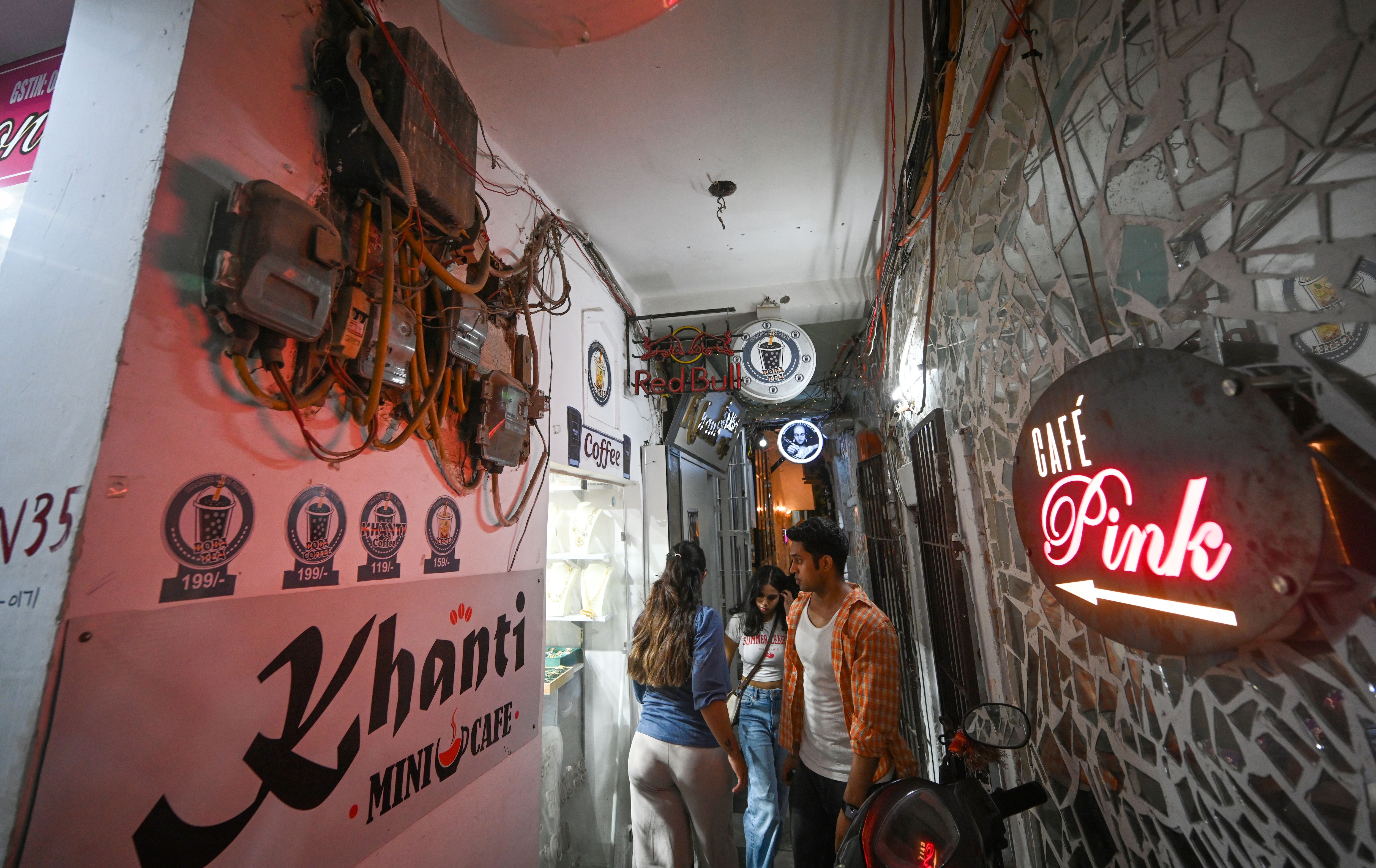 It isn’t just restaurants, retail stores, gymnasiums, cafeterias, and hotels – all need a handful of licences and clearances. (Sanchit Khanna/HT Photo) It isn’t just restaurants, retail stores, gymnasiums, cafeterias, and hotels – all need a handful of licences and clearances. (Sanchit Khanna/HT Photo)