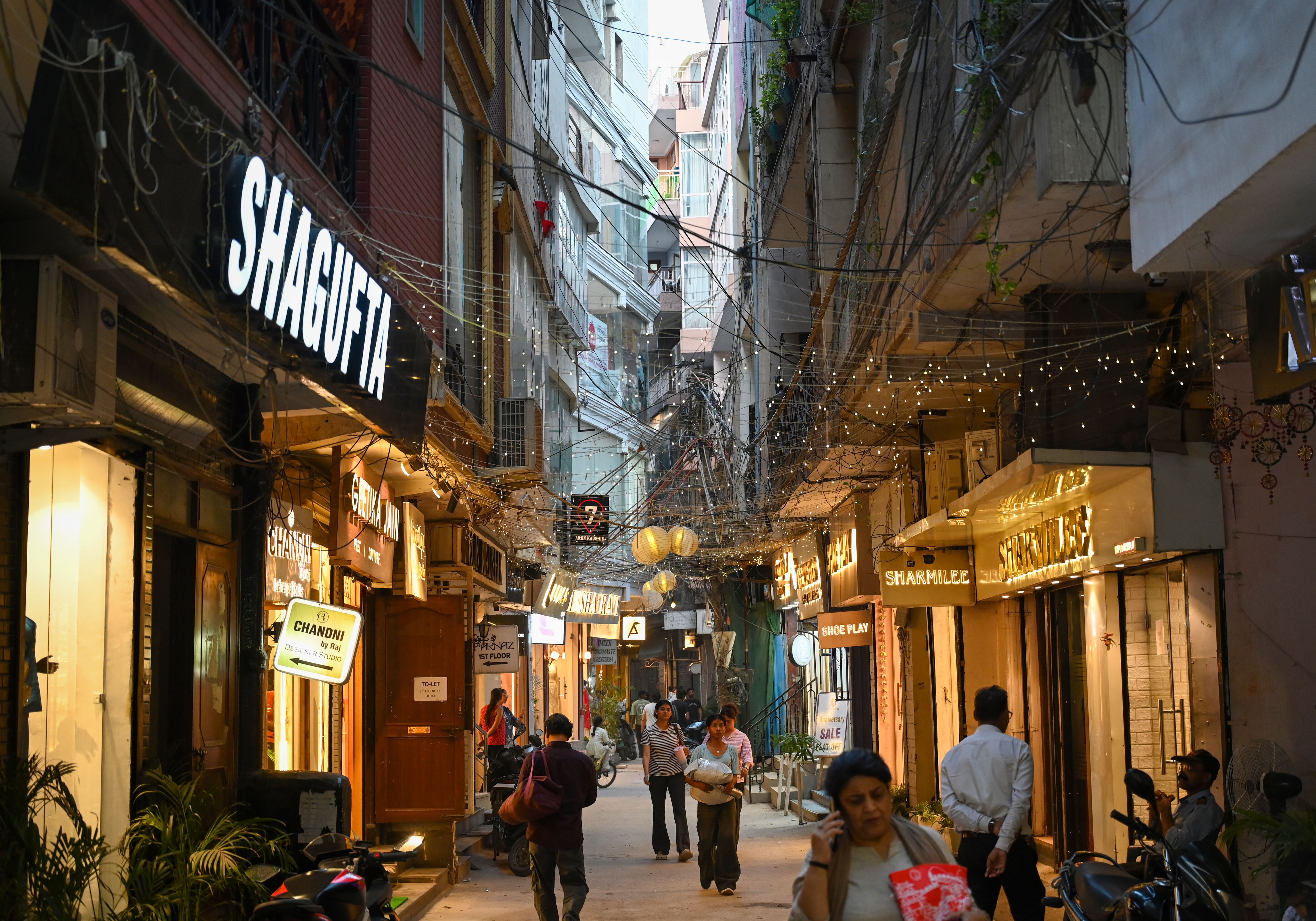 Delhi’s population is estimated at roughly 25 million. MCD data shows only around 13,000 establishments currently hold health trade licences.. (Sanchit Khanna/HT Photo) Delhi’s population is estimated at roughly 25 million. MCD data shows only around 13,000 establishments currently hold health trade licences.. (Sanchit Khanna/HT Photo)