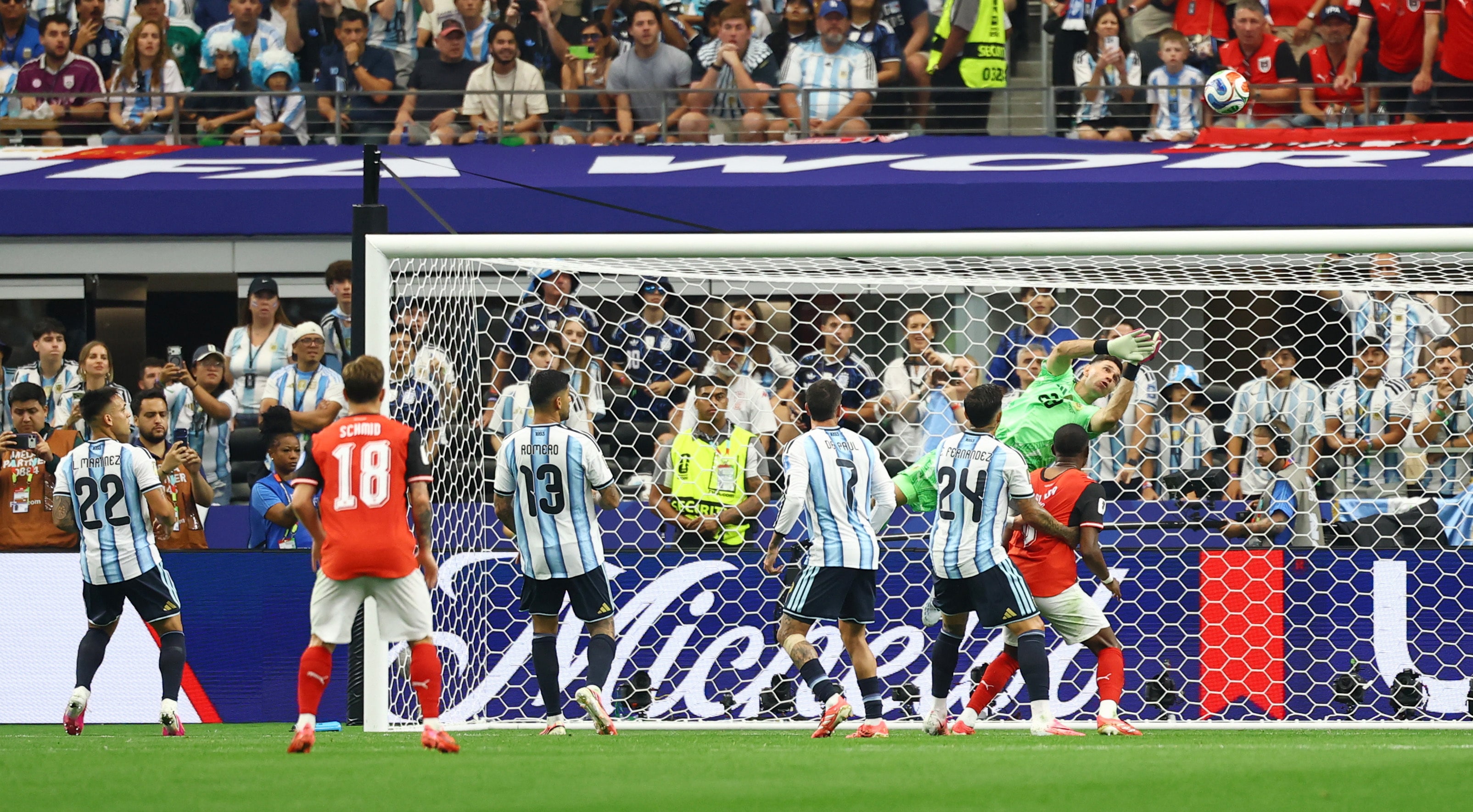 Soccer Football - FIFA World Cup 2026 - Group J - Argentina v Austria - Dallas Stadium, Arlington, Texas, U.S. - June 22, 2026 Argentina's Emiliano Martinez makes a save REUTERS/Kai Pfaffenbach (REUTERS)