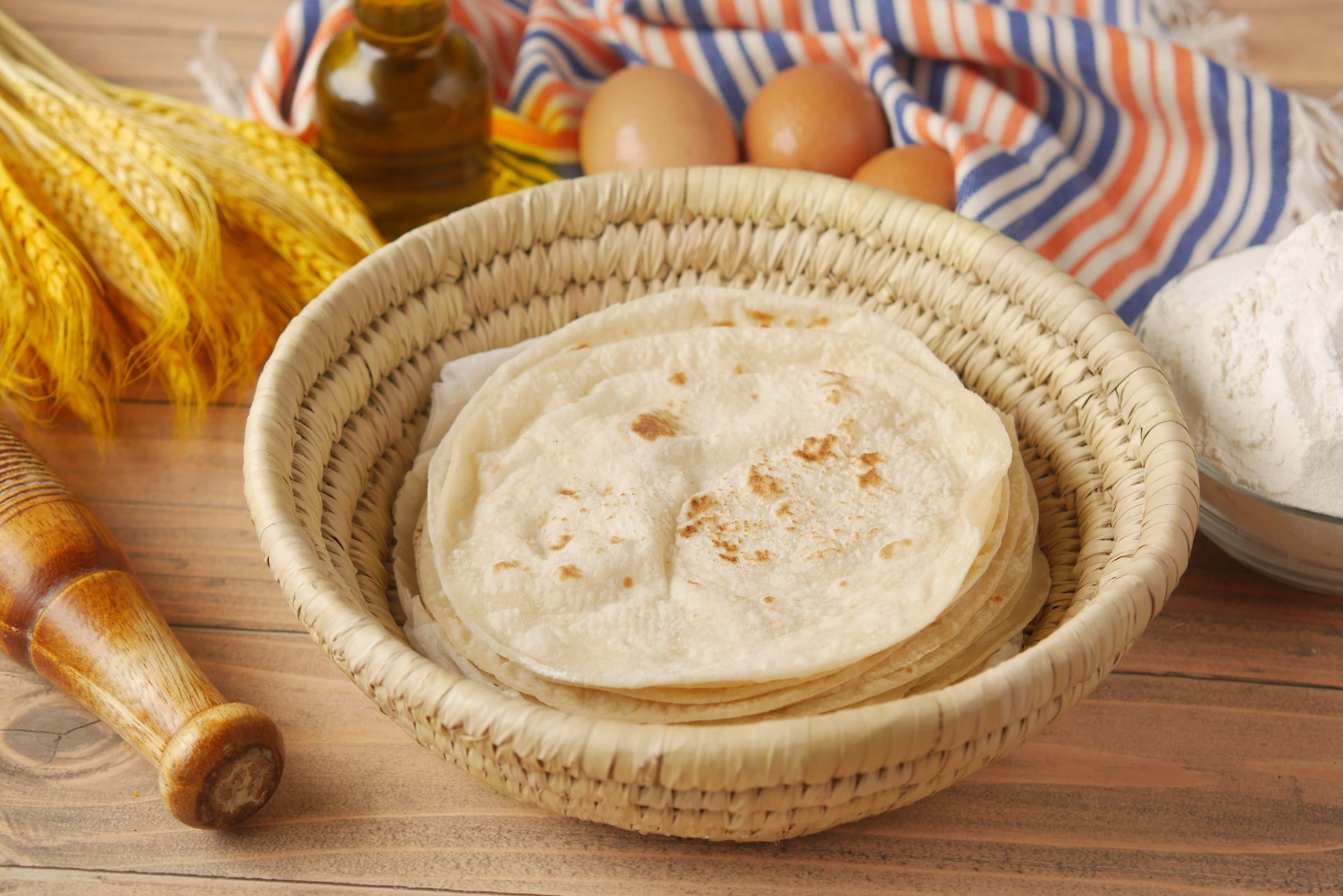 A medium-sized roti generally contains around 70–100 calories, while a cup of cooked rice contains approximately 130–200 calories. (Pexel) A medium-sized roti generally contains around 70–100 calories, while a cup of cooked rice contains approximately 130–200 calories. (Pexel)