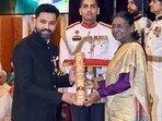 Rohit Sharma receiving the Padma Shri award from President Droupadi Murmu.