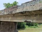 Girder of a bridge on Sone canal connecting Sasaram and Chausa (SH-17) suffered cracks. (Santosh Kumar/HT)