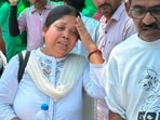 Grieving parents of Anamika Samant, who came from Kolkata for her last rites, in Lucknow, on Tuesday (HT Photo)