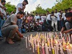 పేపర్ లీక్ వివాదం కారణంగా తీవ్ర మనస్తాపానికి గురై ఆత్మహత్య చేసుకున్న విద్యార్థుల స్మారకార్థం నిరసన స్థలంలో కొవ్వొత్తులు వెలిగించి నివాళులర్పించారు.(PTI)