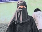 Thane - 20th January 2010 - Muslim Women - Burqa - Voter ID - Assembly by-poll Election in Bhiwandi East constituency of Thane Wednesday - PHOTO BY PRAFUL GANGURDE (Hindustan Times)