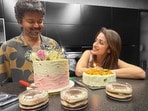 Trisha Vijay: విజయ్ కోసం త్రిష స్పెషల్ కేక్.. రూమర్స్‌కు చెక్.. బర్త్‌డే బాయ్ నుంచి చూపు తిప్పుకోలేకపోతున్న నటి