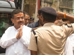 শ্যামাপ্রসাদ মুখোপাধ্যায়ের 'বলিদান' দিবসে কেওড়াতলা মহাশ্মশানে পশ্চিমবঙ্গের মুখ্যমন্ত্রী শুভেন্দু অধিকারী। (ছবি সৌজন্যে পিটিআই)
