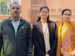 পরিবাবের সঙ্গে রীতিকা পান্ডে। (ফাইল ছবি)