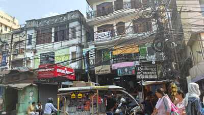 A commercial complex with electricity wires hanging dangerously close, in Lucknow, on Tuesday (HT Photo) A commercial complex with electricity wires hanging dangerously close, in Lucknow, on Tuesday (HT Photo)