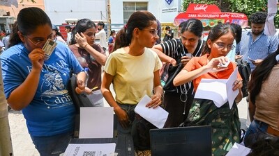 नई दिल्ली, भारत - 6 जून, 2026: छात्र अंतिम क्षणों में आवश्यक दस्तावेजों की फोटोकॉपी करते हैं, सीयूईटी-यूजी 2026 परीक्षा, जो पहले एक तकनीकी खराबी के कारण बाधित हुई थी, शनिवार, 6 जून, 2026 को नई दिल्ली, भारत में सरिता विहार मेट्रो स्टेशन के पास एक केंद्र में फिर से आयोजित की गई। (हिंदुस्तान टाइम्स) नई दिल्ली, भारत - 6 जून, 2026: छात्र अंतिम क्षणों में आवश्यक दस्तावेजों की फोटोकॉपी करते हैं, सीयूईटी-यूजी 2026 परीक्षा, जो पहले एक तकनीकी खराबी के कारण बाधित हुई थी, शनिवार, 6 जून, 2026 को नई दिल्ली, भारत में सरिता विहार मेट्रो स्टेशन के पास एक केंद्र में फिर से आयोजित की गई। (हिंदुस्तान टाइम्स)
