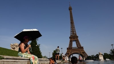 People cool off in the Trocadero fountain in front of the Eiffel Tower as temperatures rise in Paris during a heatwave affecting a large part of France. REUTERS/Abdul Saboor (REUTERS)