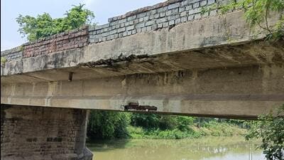 Girder of a bridge on Sone canal connecting Sasaram and Chausa (SH-17) suffered cracks. (Santosh Kumar/HT) Girder of a bridge on Sone canal connecting Sasaram and Chausa (SH-17) suffered cracks. (Santosh Kumar/HT)