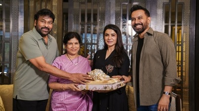 మెగాస్టార్ ఇంట్లో బంగారం.. సమంతకు ఊహించని గిఫ్ట్ ఇచ్చిన చిరంజీవి దంపతులు (x/TralalaPictures) మెగాస్టార్ ఇంట్లో బంగారం.. సమంతకు ఊహించని గిఫ్ట్ ఇచ్చిన చిరంజీవి దంపతులు (x/TralalaPictures)