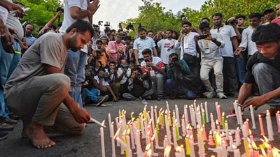 పేపర్ లీక్ వివాదం కారణంగా తీవ్ర మనస్తాపానికి గురై ఆత్మహత్య చేసుకున్న విద్యార్థుల స్మారకార్థం నిరసన స్థలంలో కొవ్వొత్తులు వెలిగించి నివాళులర్పించారు. (PTI) పేపర్ లీక్ వివాదం కారణంగా తీవ్ర మనస్తాపానికి గురై ఆత్మహత్య చేసుకున్న విద్యార్థుల స్మారకార్థం నిరసన స్థలంలో కొవ్వొత్తులు వెలిగించి నివాళులర్పించారు. (PTI)