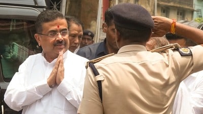 শ্যামাপ্রসাদ মুখোপাধ্যায়ের 'বলিদান' দিবসে কেওড়াতলা মহাশ্মশানে পশ্চিমবঙ্গের মুখ্যমন্ত্রী শুভেন্দু অধিকারী। (ছবি সৌজন্যে পিটিআই) শ্যামাপ্রসাদ মুখোপাধ্যায়ের 'বলিদান' দিবসে কেওড়াতলা মহাশ্মশানে পশ্চিমবঙ্গের মুখ্যমন্ত্রী শুভেন্দু অধিকারী। (ছবি সৌজন্যে পিটিআই)