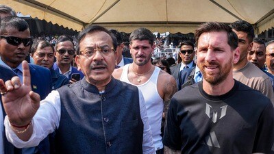 গত ১৩ ডিসেম্বর যুবভারতী ক্রীড়াঙ্গনে লিওনেল মেসির সঙ্গে অরূপ বিশ্বাস। (ফাইল ছবি, সৌজন্যে পিটিআই) গত ১৩ ডিসেম্বর যুবভারতী ক্রীড়াঙ্গনে লিওনেল মেসির সঙ্গে অরূপ বিশ্বাস। (ফাইল ছবি, সৌজন্যে পিটিআই)