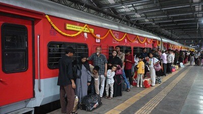 మహిళలకు ఊరట: 175 రైల్వే స్టేషన్లలో ఉచిత శానిటరీ ప్యాడ్లు