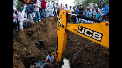 The district administration removing a newly installed six-inch T-joint from the Bhakra drinking water pipeline in Chanot village of Hansi on Tuesday as villagers look on. (HT Photo) The district administration removing a newly installed six-inch T-joint from the Bhakra drinking water pipeline in Chanot village of Hansi on Tuesday as villagers look on. (HT Photo)